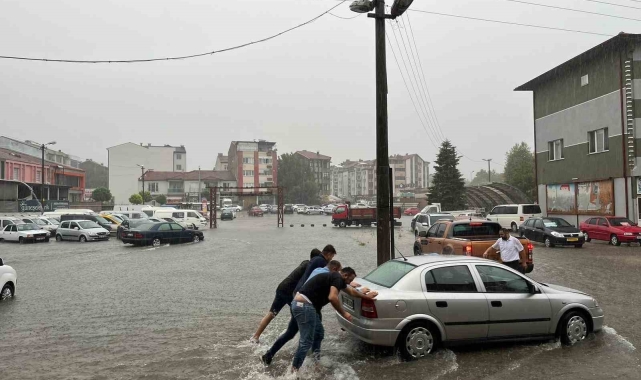 Çaycuma'da şiddetli sağanak yağış, terminal bölgesini su bastı