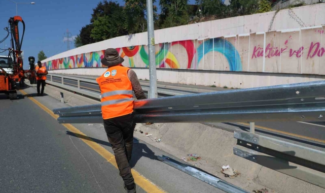 Çelik bariyerlerle sürücü ve yolcu güvenliği en üst seviyeye çıkarılıyor
