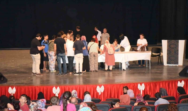 Ceyhan Belediyesi'nden bin öğrenciye eğitim ve kırtasiye desteği