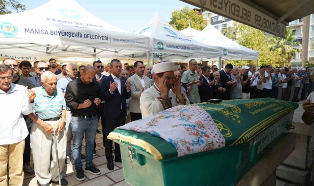 CHP Lideri Özel Manisa'da cenaze törenine katıldı