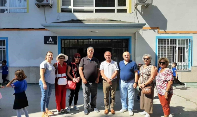 Çiftlikköy'de emekliler 15 öğrencinin okul giyim kıyafetlerini aldı