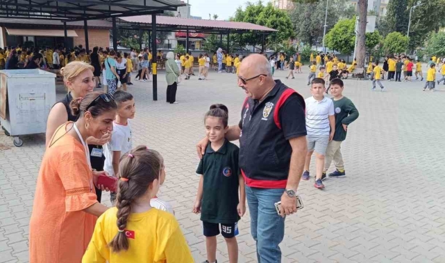 Çocuk polisi okul önlerinde sıkı denetimde