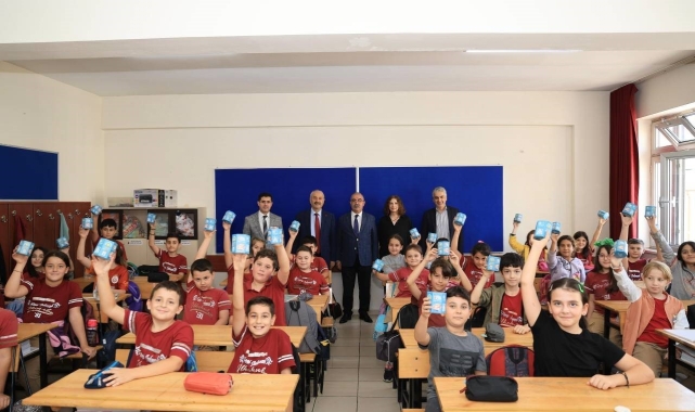 Çocuklara kumbara hediye edildi
