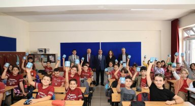 Çocuklara kumbara hediye edildi