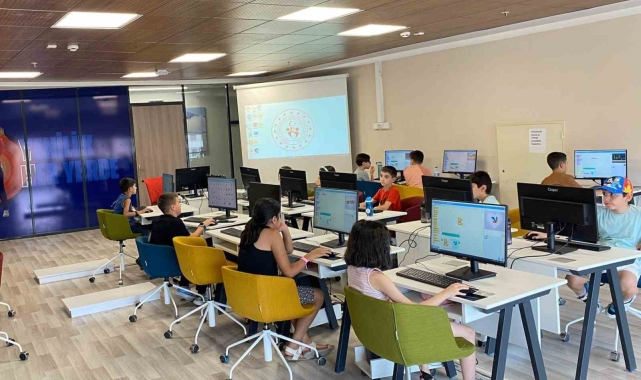 Çocuklara "Temel Robotik ve Kodlama Eğitimi" veriliyor
