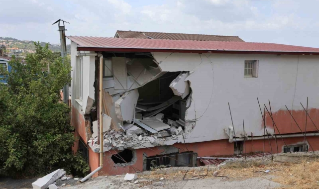 Çöp kamyonu mutfağa daldı: 1 yaralı