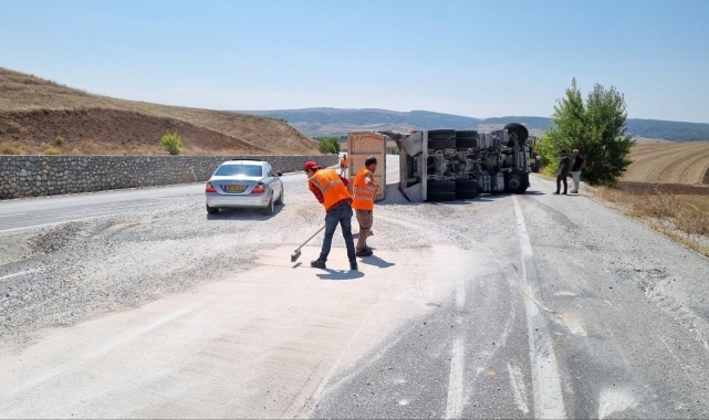 Çorum'da devrilen kamyonun sürücüsü yaralandı