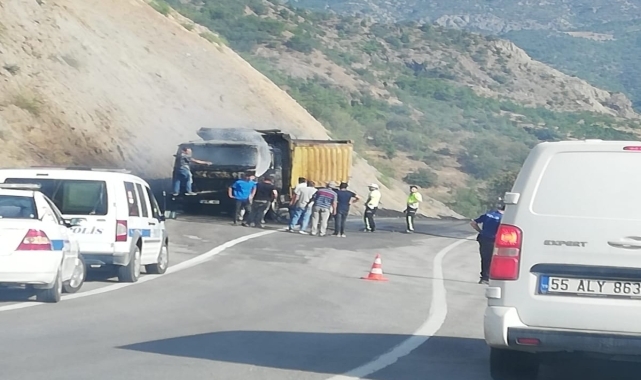 Çorum'da yangın çıkan kamyon kullanılamaz hale geldi