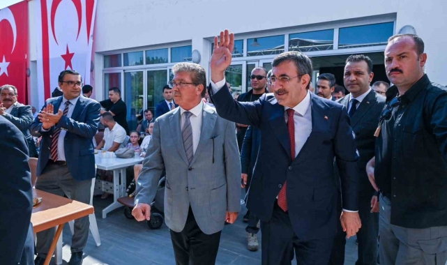 Cumhurbaşkanı Yardımcısı Yılmaz, KKTC'de Kıbrıs Türkleriyle bir araya geldi