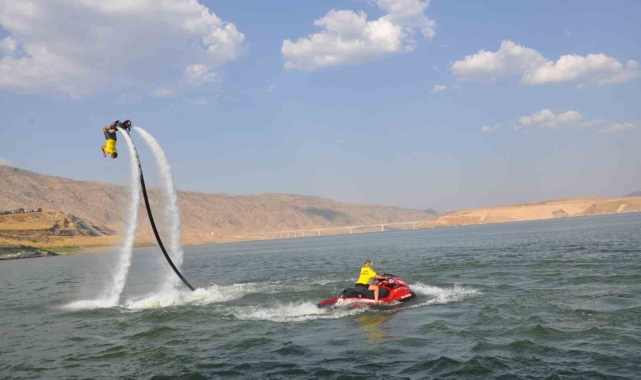 Denizi olmayan Batman'da flyboard gösterisi yoğun ilgi gördü