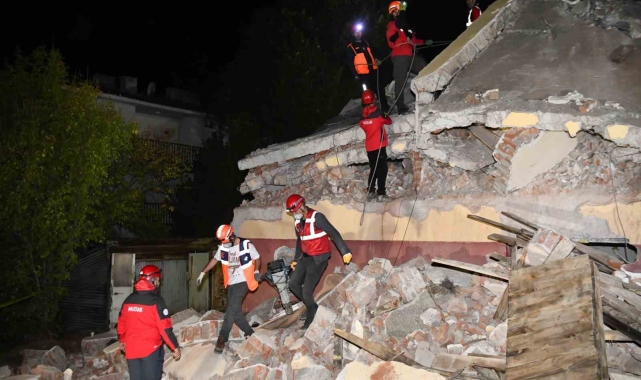 Depreme hazırlanan Tunceli&#039;de gerçeğini aratmayan tatbikat