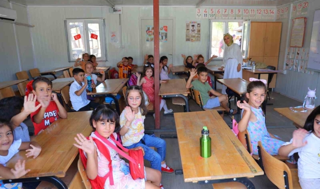 Depremzede öğrenciler konteyner kentte eğitime başladı