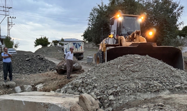 Derecik'te okul yollarında çalışma başlatıldı