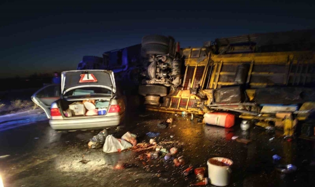 Devrilen tırın dorsesine çarpan otomobilde 1 kişi öldü, 3 kişi yaralandı