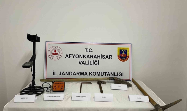 Devriye gezen jandarma ekipleri definecileri suçüstü yaptı