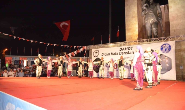Didim'de halk dansları festivali
