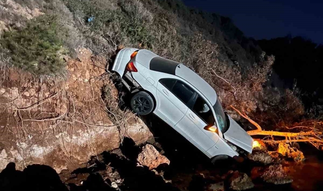 Didim'de otomobil uçurumdan yuvarlandı
