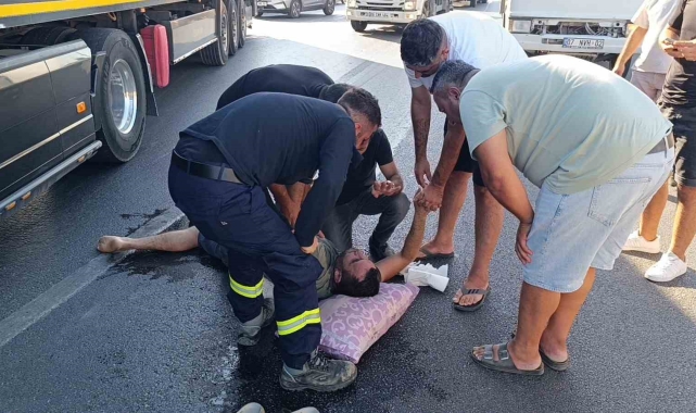 Direksiyon başında krize giren tır sürücüsü, vatandaşların 'ilk yardımı' sonrası kendine geldi