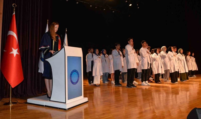 Diş hekimi adayları önlüklerini giydi