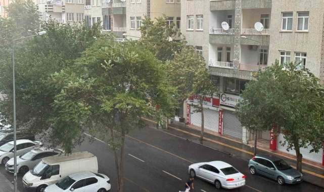Diyarbakır'da fırtına ve sağanak yağış hayatı olumsuz etkiledi