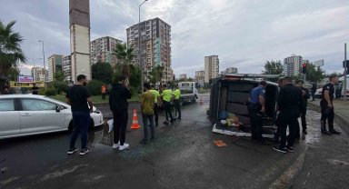 Diyarbakır'da otomobil ile şehir içi minibüs çarpıştı: 1'i bebek 9 yaralı