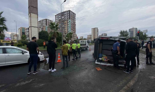 Diyarbakır'da otomobil ile şehir içi minibüs çarpıştı: 1'i bebek 9 yaralı