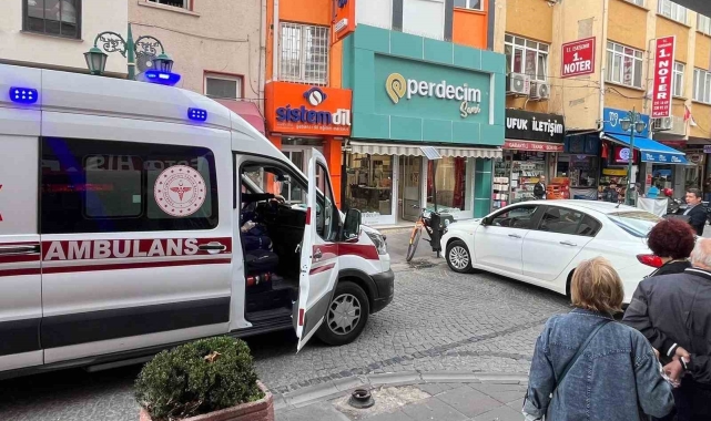 Duba önünde duraklayan araç ambulansın geçişine engel oldu