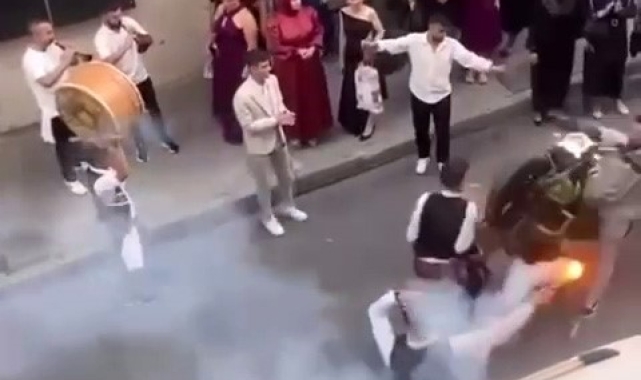 Düğün konvoyunda davulcuya motosiklet çarptı: O anlar kamerada