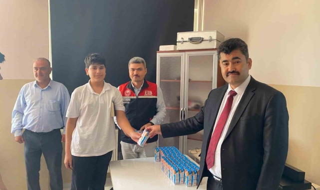 Dünya Okul Sütü Gününde Beylikova Fen Lisesinde süt dağıtıldı