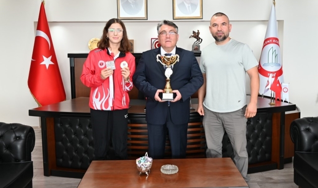 Dünya Şampiyonu Basancı'dan Rektör Özölçer'e ziyaret