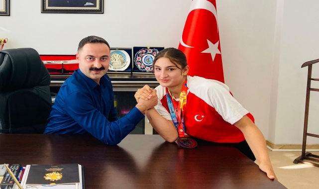 Dünya şampiyonu bilek güreşçi Şaziye'den Havza Kaymakamı Ayvat'a ziyaret