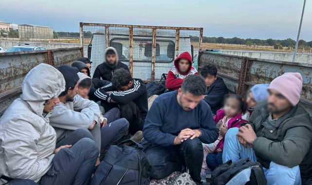 Dur ihtarına uymayan kamyonetten 13 kaçak göçmen çıktı