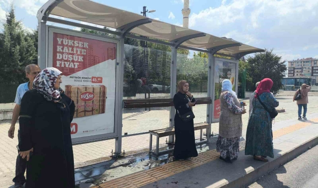 Duraklar onarılıp temizlendi