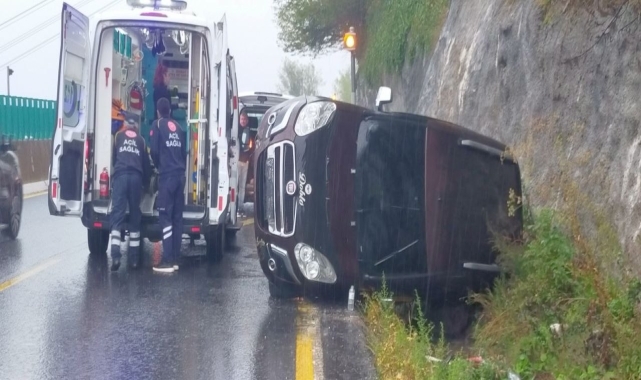 Düzce'de kaza yapan aracın sürücüsüne yardım etmek isteyen 2 kişiye otomobil çarptı