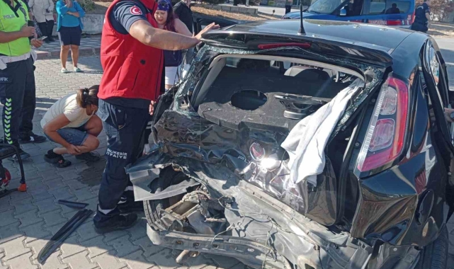 Edremit'te 3 araç trafik kazası yaptı; 4 yaralı