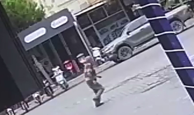 Edremit'te motosiklet mağazasını kurşunladılar