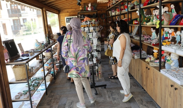 El emeği ürünler Üreten Eller Mağazası'nda sergileniyor