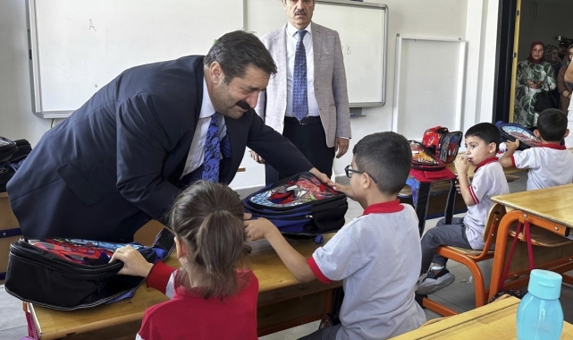 Elazığ Belediyesi'nden öğrencilere kırtasiye seti ve okul çantası desteği