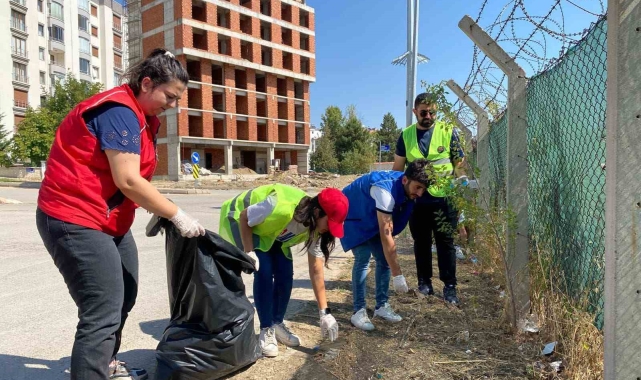 Elazığ'da gençlerden çevre temizliği