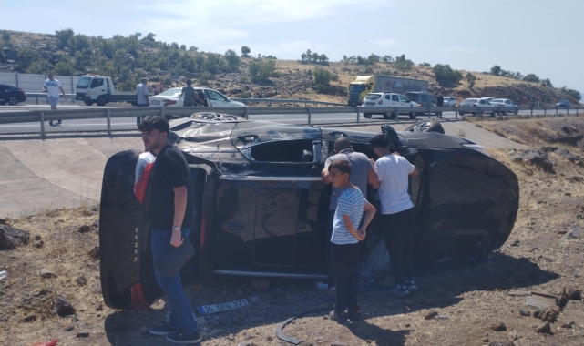 Elazığ'da otomobil şarampole devrildi: 7 yaralı