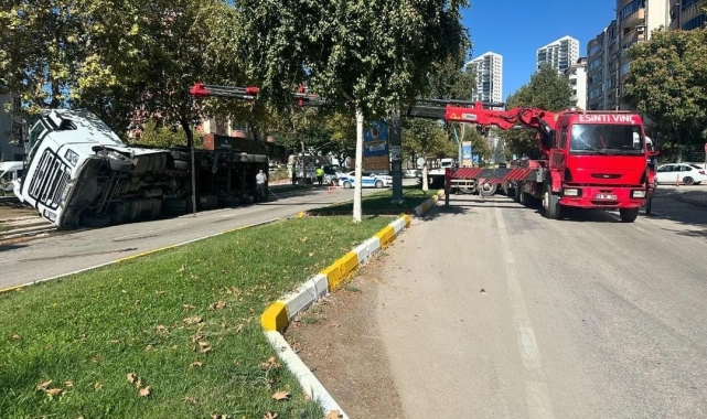 Elazığ'da tır devrildi: 2 yaralı