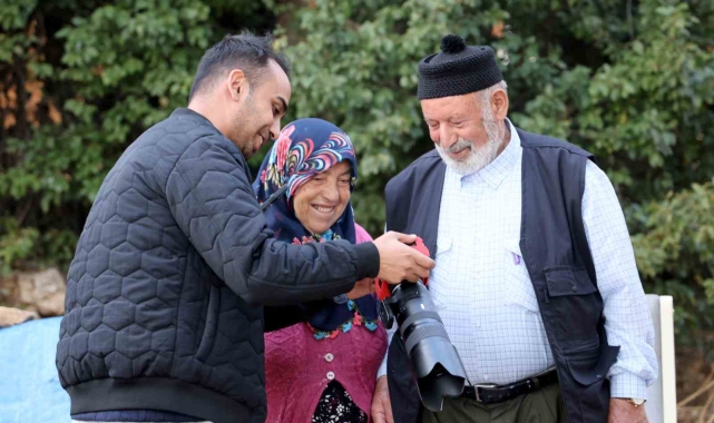 Elini hanımının omzuna koymak için izin istedi, görüntüyü milyonlarca kişi izledi