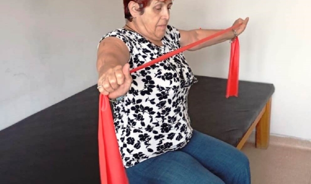 Emekli öğretmen, Simav Sağlıklı Hayat Merkezinde tüm ağrılardan ve hareketlerinde kısıtlılıktan kurtuldu