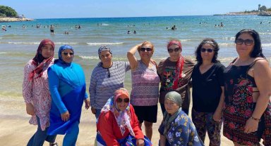 Emekliler, deniz, kum ve güneşin keyfini çıkarıyor