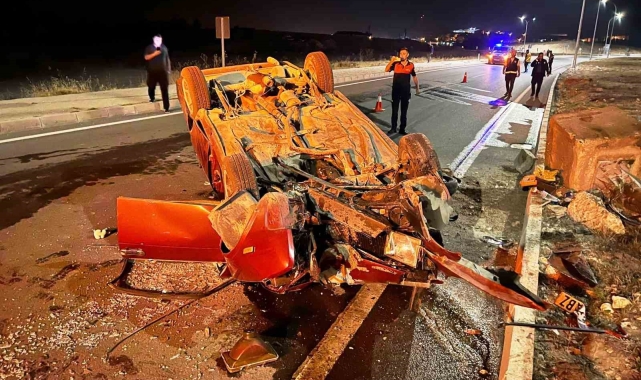Emet'te aydınlatma direğine çarpan araçtaki 3 kişi yaralandı