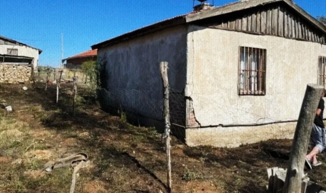 Emet'te bahçede çıkan yangın eve sıçramadan söndürüldü