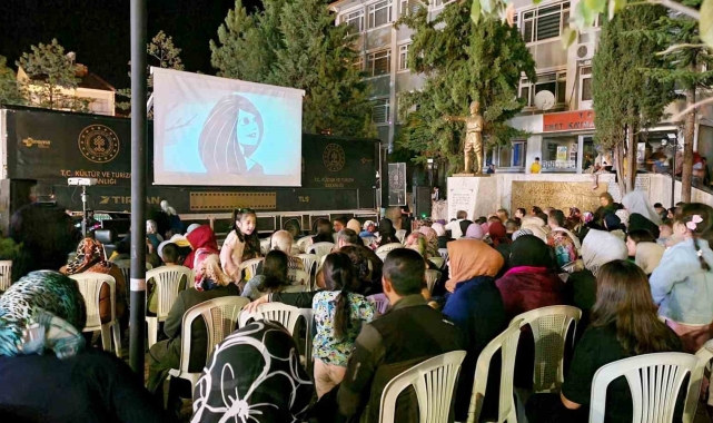 Emet'te gezen sinema keyfi