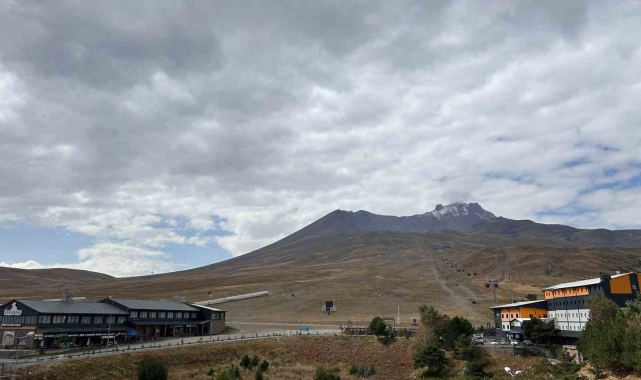 Erciyes' mevsimin ilk karı yağdı