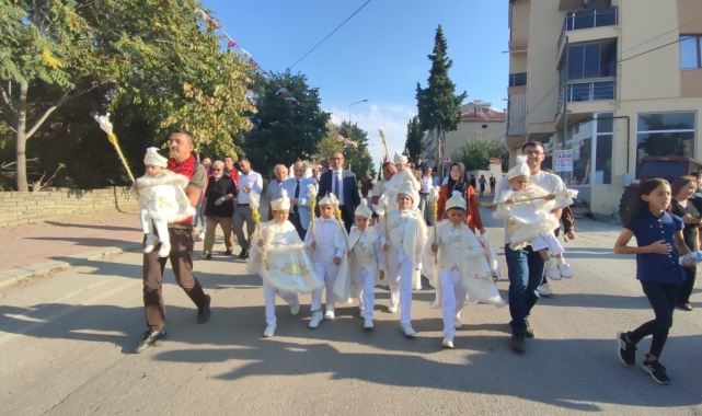 Erkekliğe ilk adımlarını toplu sünnet şöleninde attılar