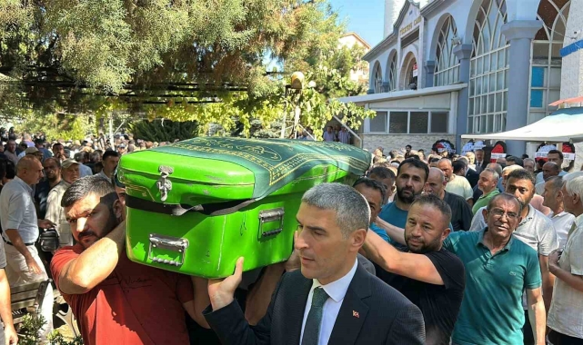 Erzincan'daki kazada hayatını kaybeden Uşaklı aile son yolculuğuna uğurlandı